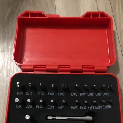 Caisse à outils , extracteurs de vis , boulons , goujons cassés ou endommagés 